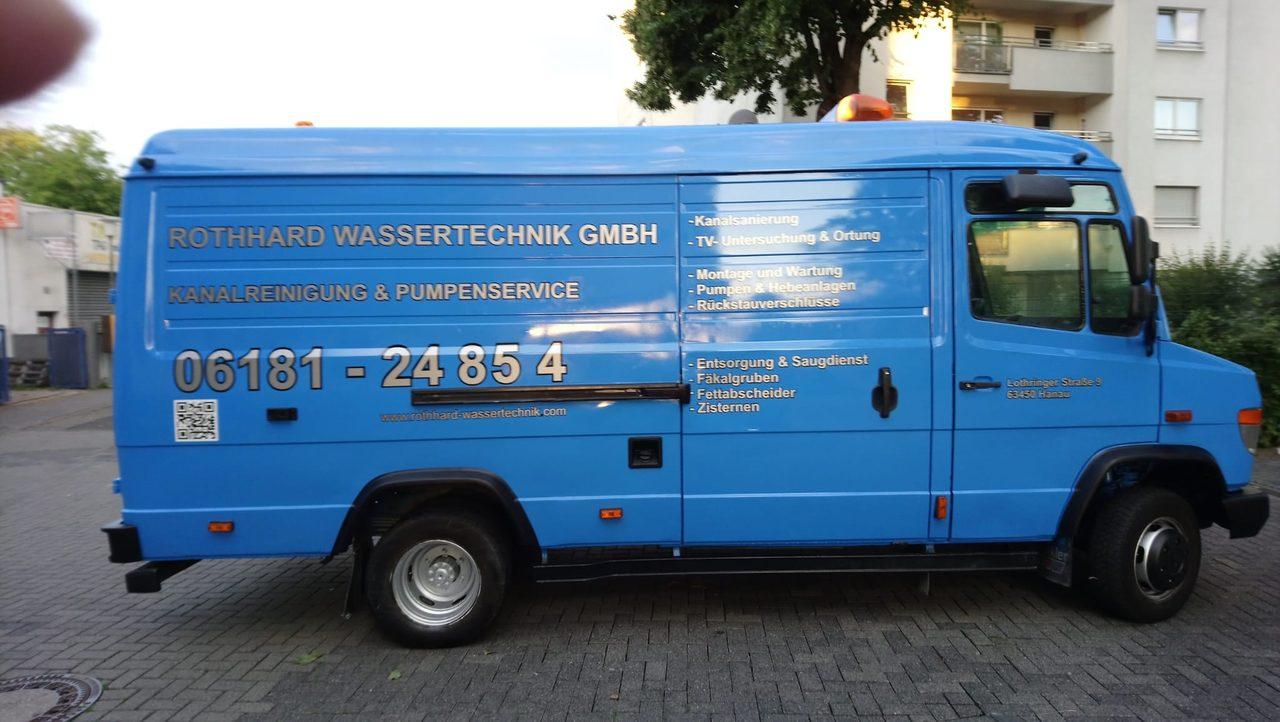 Blauer Firmenwagen mit der Aufschrift Rothhard Wassertechnik GmbH, Kanalreinigung & Pumpenservice