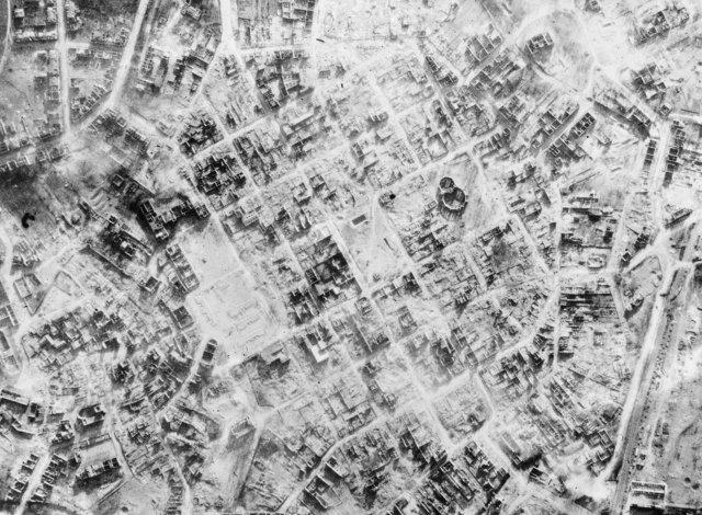 Luftaufnahme von Hanau im Frühjahr 1945: Straßenzüge voller Trümmer, nur wenige Mauern stehen