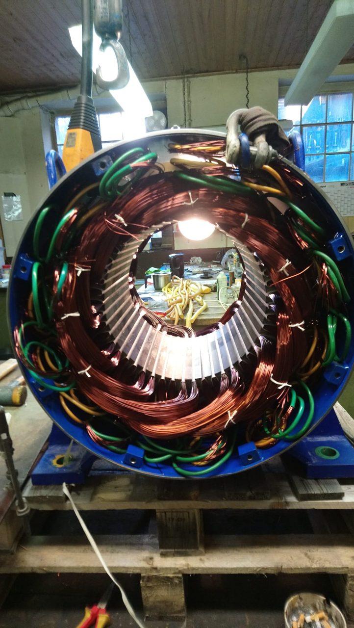 Neu gewickelter Ständer eines großen Elektromotors mit Kupferwicklung
