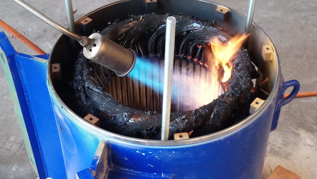 Die alte Wicklung wird mit dem Brenner aus dem Ständer des Motors gelöst