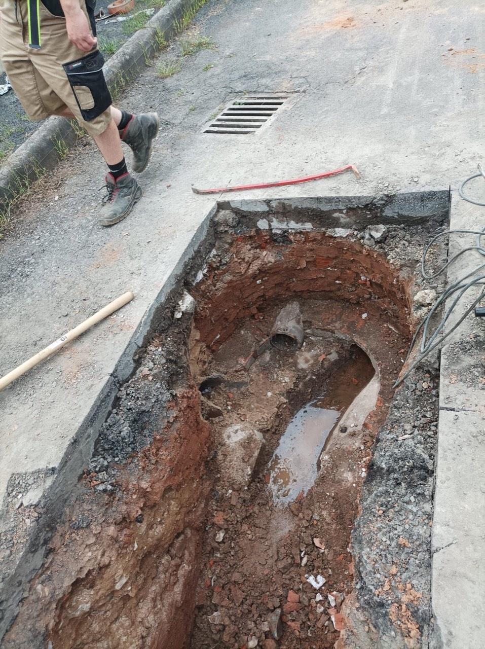 Freigelegter alter, gemauerter Kanal in der Baugrube