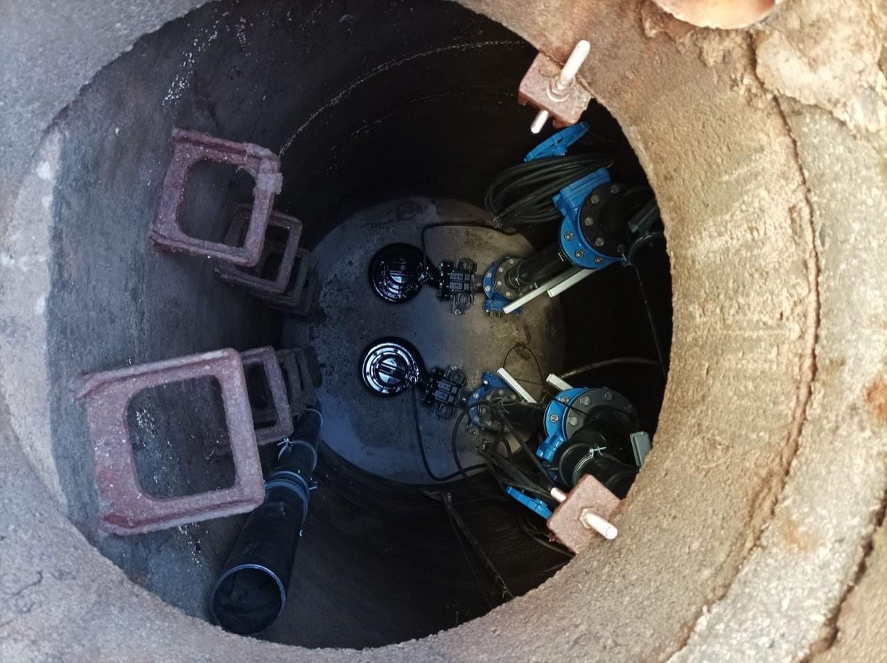 Schacht mit der erneuerten Anlage, zwei Pumpen und neue Rohrleitung