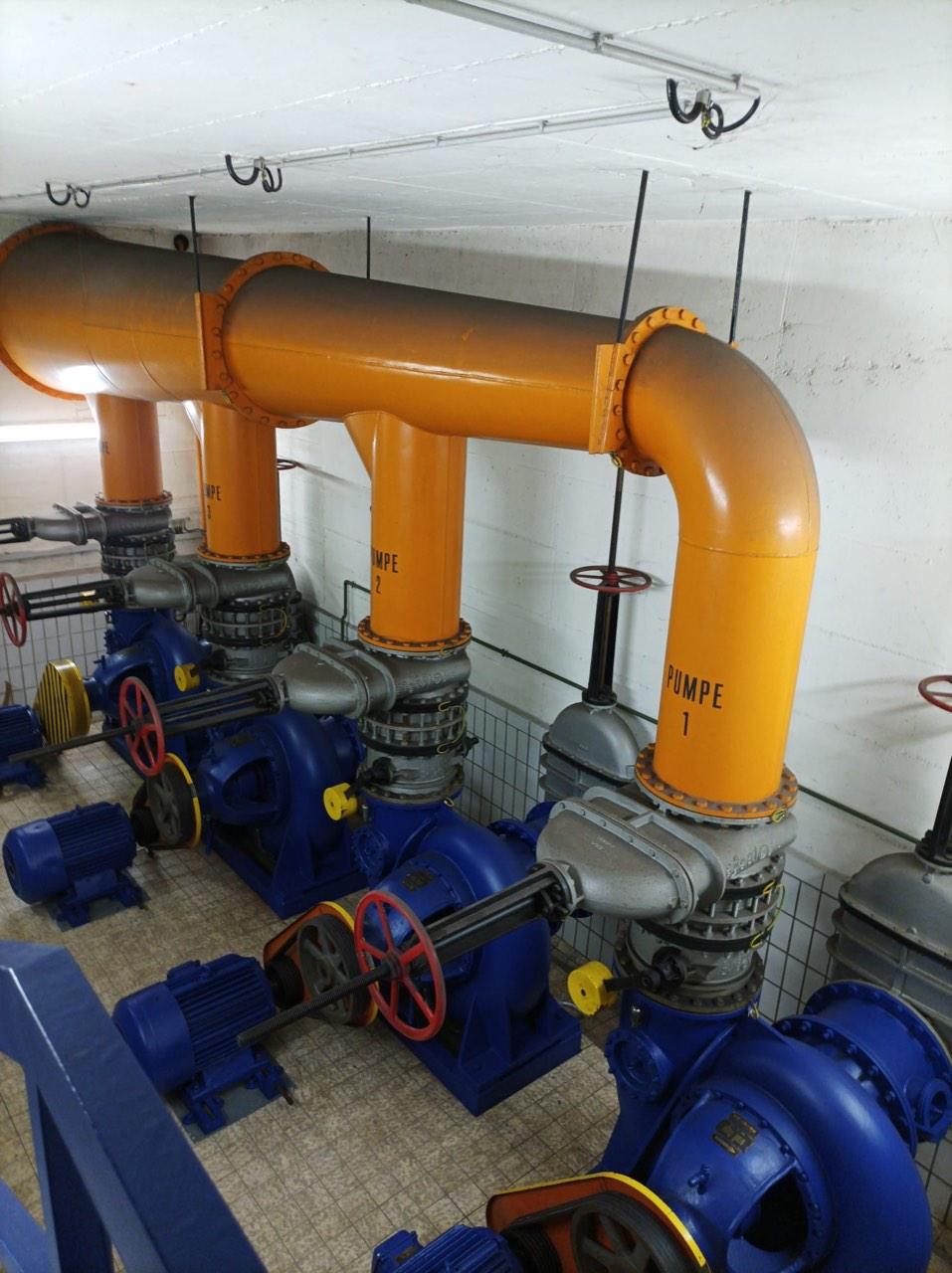 Reihe von Pumpenaggregaten in der Kanalpumpstation