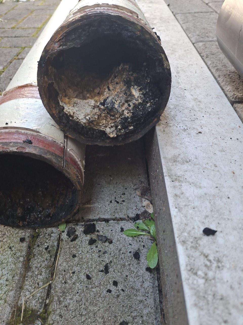 Ausgebautes Rohrstück, der Querschnitt fast vollständig mit Fett zugesetzt